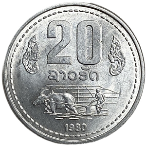 20 ат 1980 год.Вспашка поля с буйволом.Лаос.